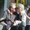 Johnny Hallyday et sa femme Laeticia se promènent à Malibu en compagnie de leur fille Jade, du guitariste Yarol Poupaud, et du réalisateur Pascal Duchêne, le 7 avril 2013.