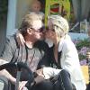 Johnny Hallyday et sa femme Laeticia, très amoureux, à Malibu en compagnie de leur fille Jade, du guitariste Yarol Poupaud, et du réalisateur Pascal Duchêne, le 7 avril 2013.