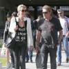 Johnny Hallyday et sa femme Laeticia se promènent à Malibu en compagnie de leur fille Jade, du guitariste Yarol Poupaud, et du réalisateur Pascal Duchêne, le 7 avril 2013.