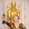 Meryl Streep brandit son Oscar de la meilleure actrice grâce à sa performance dans La Dame de fer le 26 février 2012
