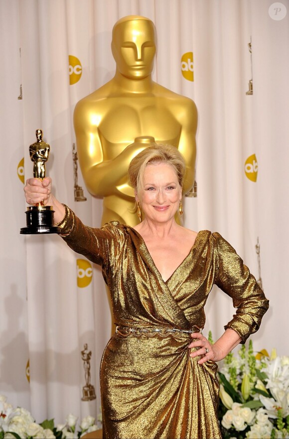 Meryl Streep brandit son Oscar de la meilleure actrice grâce à sa performance dans La Dame de fer le 26 février 2012