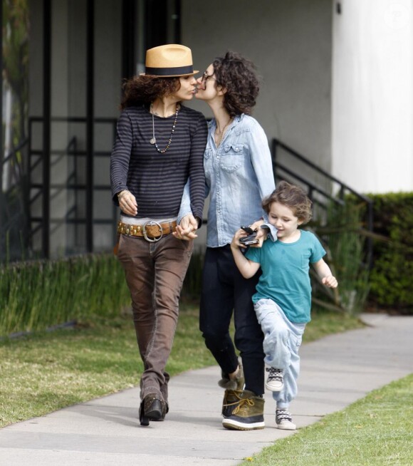 Sara Gilbert et sa fiancée Linda Perry avec la fille de Sara, Sawyer, à Beverly Hills le 18 mars 2013.