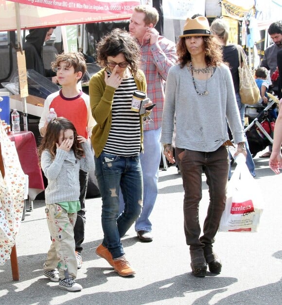 Sara Gilbert avec ses enfants et sa fiancée Linda Perry à Los Angeles, le 18 mars 2013.
