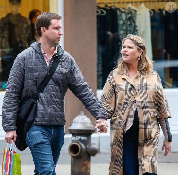 Jenna Bush, enceinte, et son mari Henry Hager font du shopping à New York, le 7 avril 2013.