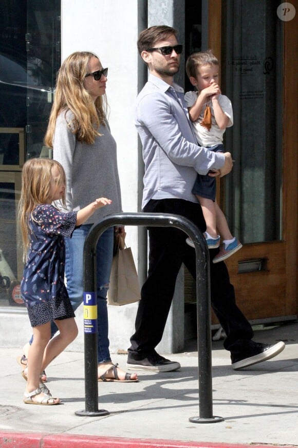 Le comédien Tobey Maguire en famille et avec quelques amis, à venice Beach, le 8 avril 2013.