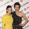 Kate Mara et Maggie Gyllenhaal pendant la soirée de lancement de la collection Target de la styliste Kate Young à New York, le 9 avril 2013.