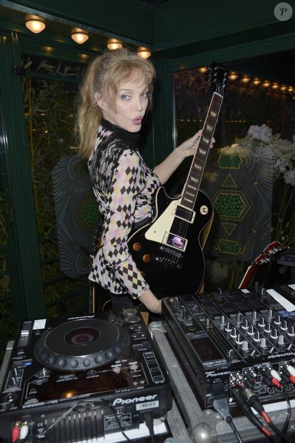 Arielle Dombasle à la guitare - 7e Prix de la Closerie des Lilas à Paris le 9 avril 2013.