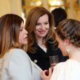  Valérie Trierweiler converse avec Charlotte Valandrey et sa fille Tara lors de la cérémonie de remise des insignes de chevalier de l'ordre des Arts et des Lettres à la comédienne, au ministère de la Culture et de la Communication à Paris le 10 avril 2013. 
