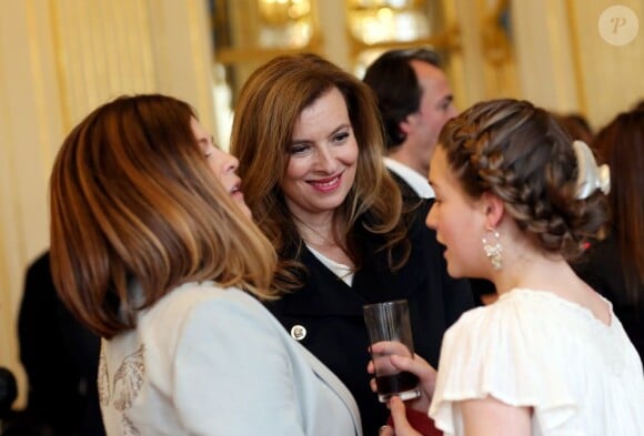 Valérie Trierweiler converse avec Charlotte Valandrey et sa fille Tara lors de la cérémonie de remise des insignes de chevalier de l'ordre des Arts et des Lettres à la comédienne, au ministère de la Culture et de la Communication à Paris le 10 avril 2013.