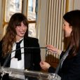 Lou Doillon a reçu le 10 avril 2013 à Paris les insignes de chevalier de l'ordre des Arts et des Lettres des mains de la ministre de la Culture et de la Communication Aurélie Filippetti.