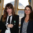 Lou Doillon a reçu le 10 avril 2013 à Paris les insignes de chevalier de l'ordre des Arts et des Lettres des mains de la ministre de la Culture et de la Communication Aurélie Filippetti.