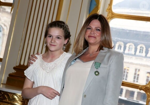 Charlotte Valandrey, en présence de sa fille Tara, recevait le 10 avril 2013 à Paris les insignes de chevalier de l'ordre des Arts et des Lettres des mains de la ministre de la Culture et de la Communication Aurélie Filippetti.