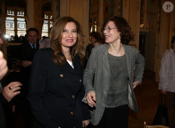 Valérie Trierweiler avec Jane Birkin lors de la cérémonie de remise des insignes de chevalier de l'ordre des Arts et des Lettres à Lou Doillon par Aurélie Filippetti, le 10 avril 2013 à Paris, au ministère de la Culture et de la Communication. 