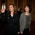  Valérie Trierweiler avec Jane Birkin lors de la cérémonie de remise des insignes de chevalier de l'ordre des Arts et des Lettres à Lou Doillon par Aurélie Filippetti, le 10 avril 2013 à Paris, au ministère de la Culture et de la Communication.  