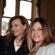  Valérie Trierweiler avec Charlotte Valandrey, qui vient de recevoir ses insignes de chevalier de l'ordre des Arts et des Lettres des mains de la ministre de la Culture et de la Communication Aurélie Filippetti, le 10 avril 2013 à Paris. 