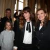 Lou Doillon, en présence de son fils Marlowe et de Valérie Trierweiler, recevait le 10 avril 2013 à Paris les insignes de chevalier de l'ordre des Arts et des Lettres des mains de la ministre de la Culture et de la Communication Aurélie Filippetti.