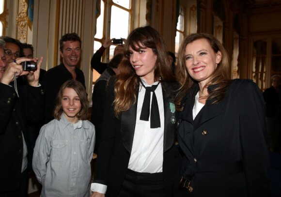 Lou Doillon, en présence de son fils Marlowe et de Valérie Trierweiler, recevait le 10 avril 2013 à Paris les insignes de chevalier de l'ordre des Arts et des Lettres des mains de la ministre de la Culture et de la Communication Aurélie Filippetti.