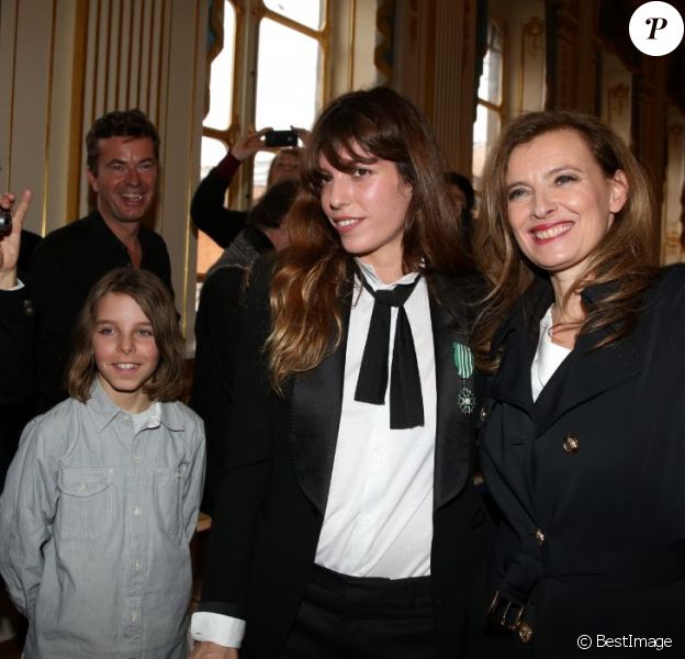 Lou Doillon, en présence de son fils Marlowe et de Valérie Trierweiler, recevait le 10 avril 2013 à Paris les insignes de chevalier de l'ordre des Arts et des Lettres des mains de la ministre de la Culture et de la Communication Aurélie Filippetti.