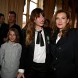  Lou Doillon, en présence de son fils Marlowe et de Valérie Trierweiler, recevait le 10 avril 2013 à Paris les insignes de chevalier de l'ordre des Arts et des Lettres des mains de la ministre de la Culture et de la Communication Aurélie Filippetti. 