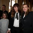 Lou Doillon, en présence de son fils Marlowe et de Valérie Trierweiler, recevait le 10 avril 2013 à Paris les insignes de chevalier de l'ordre des Arts et des Lettres des mains de la ministre de la Culture et de la Communication Aurélie Filippetti. 