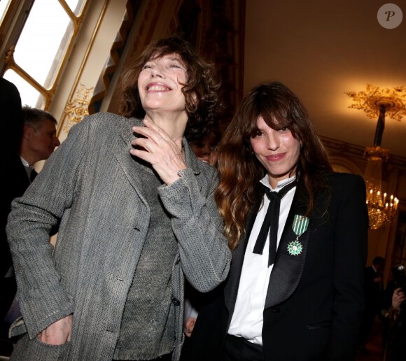 Lou Doillon, en présence de sa mère ane Birkin ultrafière, recevait le 10 avril 2013 à Paris les insignes de chevalier de l'ordre des Arts et des Lettres des mains de la ministre de la Culture et de la Communication Aurélie Filippetti.