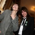 Lou Doillon, en présence de sa mère ane Birkin ultrafière, recevait le 10 avril 2013 à Paris les insignes de chevalier de l'ordre des Arts et des Lettres des mains de la ministre de la Culture et de la Communication Aurélie Filippetti.