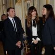 Lou Doillon se voyait remettre le 10 avril 2013 à Paris les insignes de chevalier de l'ordre des Arts et des Lettres des mains de la ministre de la Culture et de la Communication Aurélie Filippetti.