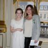 Charlotte Valandrey était venue accompagnée de sa fille Tara le 10 avril 2013 à Paris lors de la cérémonie de remise de ses insignes de chevalier de l'ordre des Arts et des Lettres des mains de la ministre de la Culture et de la Communication Aurélie Filippetti.