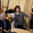Jane Birkin était extrêmement fière de sa fille Lou Doillon, qui recevait le 10 avril 2013 à Paris les insignes de chevalier de l'ordre des Arts et des Lettres des mains de la ministre de la Culture et de la Communication Aurélie Filippetti.