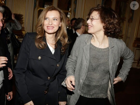 Jane Birkin, en présence de Valérie Trierweiler, était extrêmement fière de sa fille Lou Doillon, qui recevait le 10 avril 2013 à Paris les insignes de chevalier de l'ordre des Arts et des Lettres des mains de la ministre de la Culture et de la Communication Aurélie Filippetti.