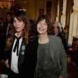 Jane Birkin était extrêmement fière de sa fille Lou Doillon, qui recevait le 10 avril 2013 à Paris les insignes de chevalier de l'ordre des Arts et des Lettres des mains de la ministre de la Culture et de la Communication Aurélie Filippetti.