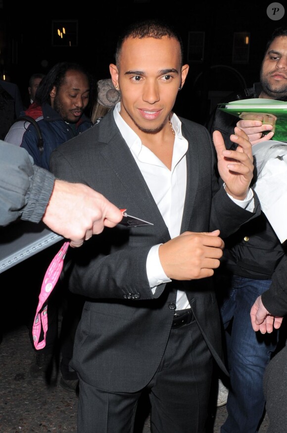 Photo Lewis Hamilton Après Lenregistrement Du Saturday Night Takeaway Show Le 30 Mars 2013 4979