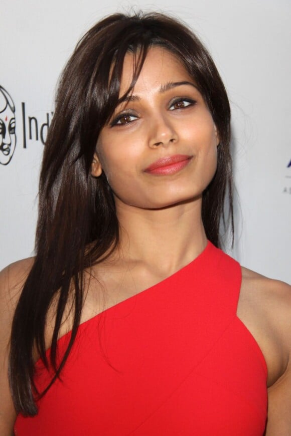 Freida Pinto, divine star indienne pour ouvrir l'Indian Film Festival de Los Angeles (IFFLA) aux ArcLight Cinemas de Hollywood, Los Angeles, le 9 avril 2013.