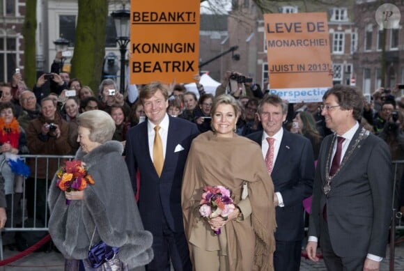 Chacune des dernière sorties du règne de Beatrix est saluée par des messages de remerciement... La reine Beatrix, le prince Willem-Alexander et la princesse Maxima des Pays-Bas à Utrecht le 11 avril 2013 pour fêter les 300 ans du Traité d'Utrecht et lancer le programme de commémorations prévues par la ville jusqu'en septembre.