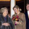 Entre l'actuelle reine et la future reine, le courant passe bien. La reine Beatrix, le prince Willem-Alexander et la princesse Maxima des Pays-Bas à Utrecht le 11 avril 2013 pour fêter les 300 ans du Traité d'Utrecht et lancer le programme de commémorations prévues par la ville jusqu'en septembre.