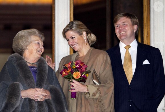 Entre l'actuelle reine et la future reine, le courant passe bien. La reine Beatrix, le prince Willem-Alexander et la princesse Maxima des Pays-Bas à Utrecht le 11 avril 2013 pour fêter les 300 ans du Traité d'Utrecht et lancer le programme de commémorations prévues par la ville jusqu'en septembre.