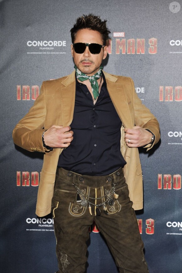 Robert Downey Jr. en costume tyrolien au photocall du film Iron Man 3 au palais Montgelais à Munich, le 12 avril 2013.