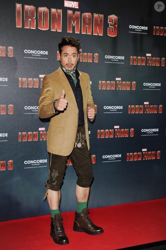 Robert Downey Jr. délirant au photocall du film Iron Man 3 au palais Montgelais à Munich, le 12 avril 2013.