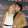 Robert Downey Jr. embrasse tendrement Gwyneth Paltrow lors du photocall du film Iron Man 3 au palais Montgelais à Munich, le 12 avril 2013.
