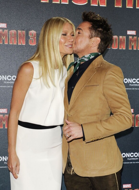 Robert Downey Jr. embrasse tendrement Gwyneth Paltrow lors du photocall du film Iron Man 3 au palais Montgelais à Munich, le 12 avril 2013.