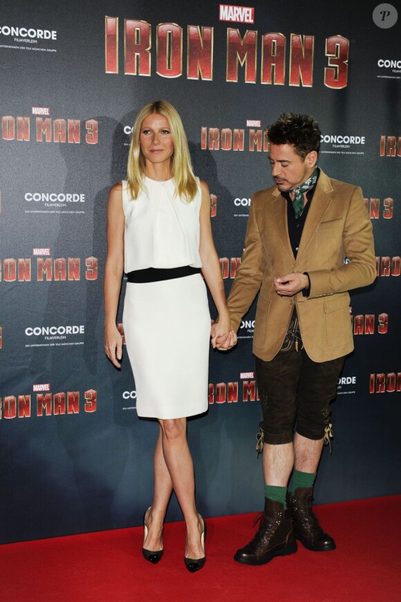 Robert Downey Jr. et Gwyneth Paltrow pendant le photocall du film Iron Man 3 au palais Montgelais à Munich, le 12 avril 2013.