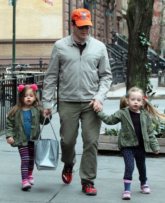 Matthew Broderick emmène ses filles Tabitha et Marion à l'école à New York, le 11 avril 2013.