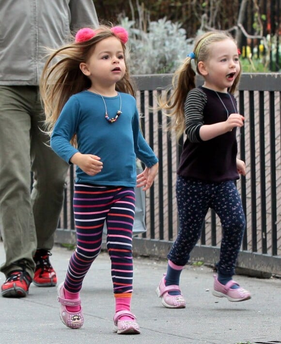 Matthew Broderick emmène ses filles jumelles Tabitha et Marion à l'école à New York, le 11 avril 2013.