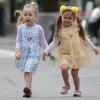 Marion et Tabitha Broderick, les jumelles de Sarah Jessica Parker, se promènent avec leur nounou à New York, le 10 avril 2013.