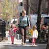 Marion et Tabitha, les filles de Sarah Jessica Parker, se promènent avec leur nounou dans les rues de New York, le 8 avril 2013.
