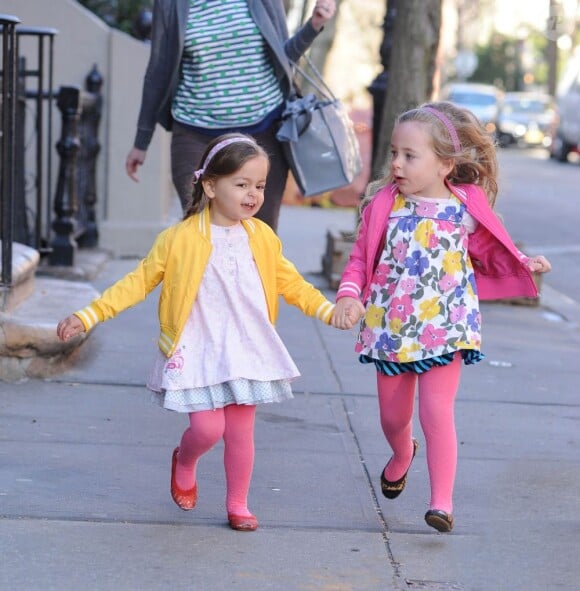 Marion et Tabitha, les filles jumelles de Sarah Jessica Parker, se promènent avec leur nounou dans les rues de New York, le 8 avril 2013.