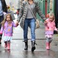 Sarah Jessica Parker va à l'école avec ses filles, sous la pluie à New York, le 12 avril 2013.