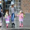 Sarah Jessica Parker va à l'école avec ses filles, sous la pluie à New York, le 12 avril 2013.