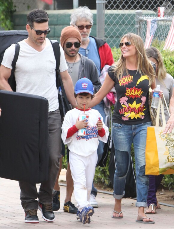 LeAnn Rimes et Eddie Cibrian encouragent Jake, le fils d'Eddie, pour son match de baseball le 13/04/2013.