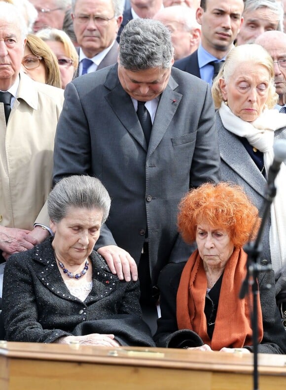Simone Veil, son fils Pierre-Francois, et Marie-Josée Balladur lors des obsèques d'Antoine Veil au cimetière du Montparnasse à Paris le 15 avril 2013.